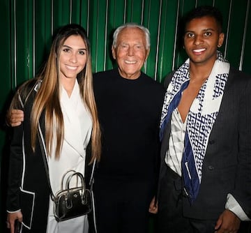 Rodrygo posa junto a su pareja con el diseñador Giorgio Armani en la Fashion Week de Milán.