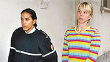 <b>LA ESPOSA ESPOSADA</b>. Así llevaron a Edita Rumsas a la cárcel de Bonneville en 2002.