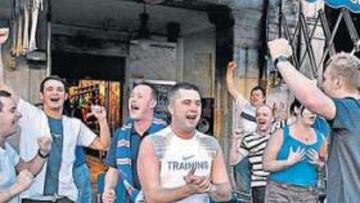 <b>ALEGRES. </b>Los aficionados escoceses empezaron a calentar desde ayer el encuentro de hoy.