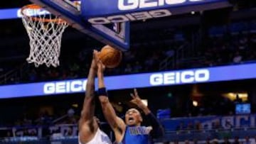 Shawn Marion ante Glen Davis intanta lanzar a canasta.