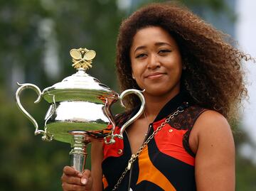 La tenista japonesa ha posado ante los medios gr¨¢ficos con el trofeo del Open de Australia. Naomi Osaka se proclam¨® campeona tras vencer por 6-4 y 6-3 en 71 minutos a Jennifer Brady en la final del Open de Australia.