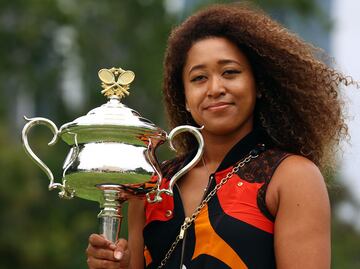 La tenista japonesa ha posado ante los medios gráficos con el trofeo del Open de Australia. Naomi Osaka se proclamó campeona tras vencer por 6-4 y 6-3 en 71 minutos a Jennifer Brady en la final del Open de Australia.