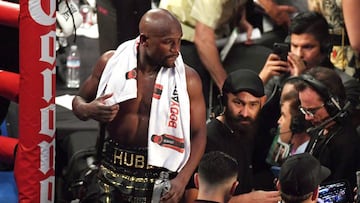 Floyd Mayweather se baja del ring tras noquear a Conor McGregor en Las Vegas.