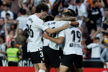 VALENCIA, 28/05/2023.- Los jugadores del Valencia celebran el segundo gol ante el Espanyol, durante el partido de Liga en Primera División que Valencia CF y RCD Espanyol han disputado este domingo en el estadio de Mestalla. EFE/Biel Aliño
