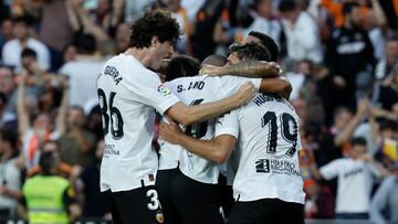 VALENCIA, 28/05/2023.- Los jugadores del Valencia celebran el segundo gol ante el Espanyol, durante el partido de Liga en Primera División que Valencia CF y RCD Espanyol han disputado este domingo en el estadio de Mestalla. EFE/Biel Aliño