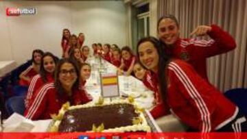 La Sub-19 celebra en Dinamarca el cumpleaños de Marta Cazalla.