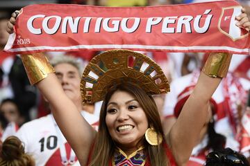 Seguidora peruana en el partido contra Dinamarca.