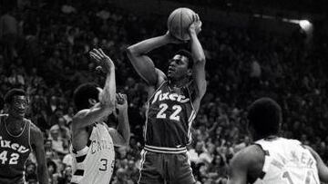 RICHFIELD, OH - 1978: Guard Eric Money #22 of the Philadelphia Sixers shoots against Austin Carr #34 and Foots Walker #14 of the Cleveland Cavaliers as Sixers Harvey Catchings #42 looks on during a National Basketball Association game at the Richfield Coliseum circa 1978 in Richfield, Ohio. (Photo by George Gojkovich/Getty Images)