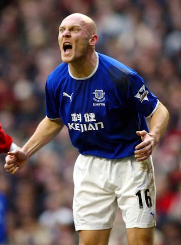 Gravesen grita durante un partido contra el Everton.