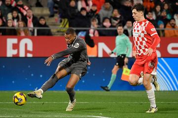 0-3. Luka Modric filtra un baln a la carrera del delantero francs, entra en el rea giron con la oposicin de Arnau Martnez y de un potente derechazo, cruzado y raso, supera a Paulo Gazzaniga.