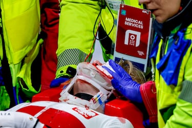 En la propia pista, suturan la herida y revisan el estado del ojo, que los primeros informes sitúan fuera de peligro. La prioridad: controlar sangrado y dolor, y descartar daño ocular.