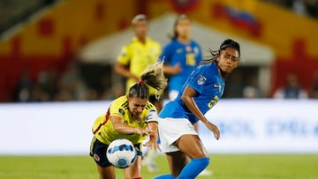 Soccer Football - Women's Copa America - Final - Colombia v Brazil - Estadio Alfonso Lopez, Bucaramanga, Colombia - July 30, 2022 Colombia's Daniela Montoya in action with Brazil's Kerolin Nicoli REUTERS/Mariana Greif