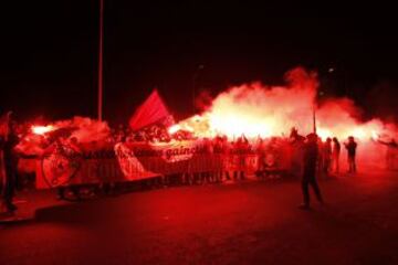 Protesta del grupo radical Indar Gorri antes del partido en los aledaños del Estadio de El Sadar.