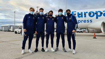 Carlos Azón, Alejandro Francés, Jaime Sancho, Iván Azón y Francho Serrano posan juntos antes de subirse al avión que les lleva a Tenerife.