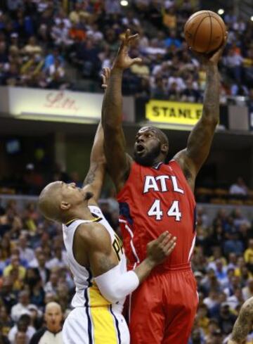 Pacers 106 - Hawks 83 (3-2). Ivan Johnson de los Indiana Pacers intenta anotar ante David West.