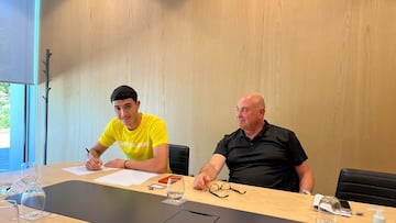 Borja Alonso, en la firma de su renovación con el Real Madrid.