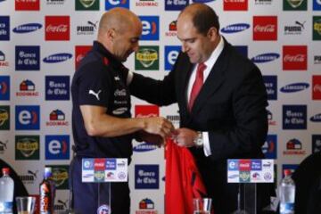 El 3 de diciembre del 2012, y luego de dos años como DT de Universidad de Chile, Jorge Sampaoli es presentado como el nuevo seleccionador nacional tras el despido de Claudio Borghi. El casildense asume la responsabilidad de levantar a una escuadra que, por los resultados obtenidos hasta la fecha, estaba por el suelo.