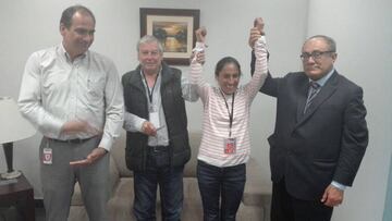 La fondista Gladys Tejeda, junto al presidente de la FDPA, Gustavo C&aacute;rdenas, el presidente del IPD, &Oacute;scar Fern&aacute;ndez, y el Ministro de Educaci&oacute;n, Idel Vexler.