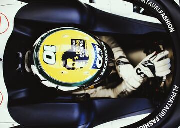 Casco del piloto francés Pierre Gasly homenajeando a Ayrton Senna. 
