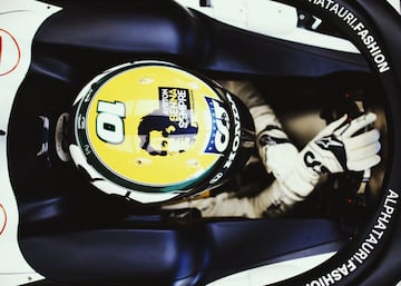 Casco del piloto francés Pierre Gasly homenajeando a Ayrton Senna. 
