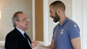 Florentino estrecha la mano a Benzema, durante una concentración.