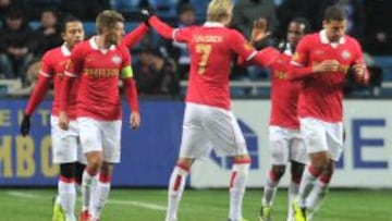 Los jugadores del PSV Eindhoven celebran uno de los goles al Waalwijk.