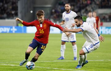 Debut de Rodrigo Riquelme. En la imagen, el jugador del Atlético de Madrid, controla el balón ante la opsición de Konstantinos Laifis.