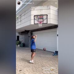 Marcelo pulls off trick shot basket
