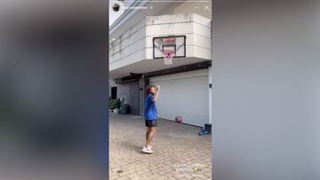 Marcelo pulls off trick shot basket