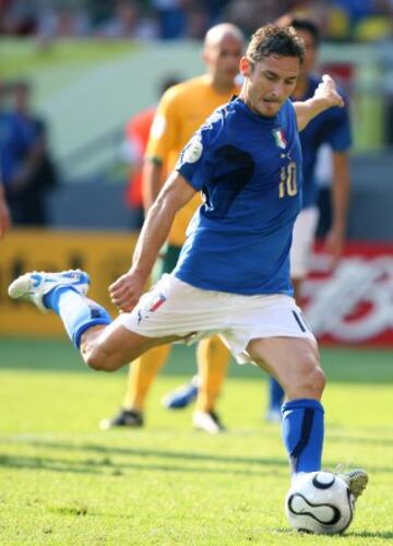 Algunos meses después de la Copa del Mundo, Totti de común acuerdo con el técnico Roberto Donadoni expresó su voluntad de apartarse temporalmente de la selección, sin embargo el 20 de julio de 2007, se retiró oficialmente del seleccionado para dedicarse solo a la Roma.
Italian midfielder Francesco Totti takes a penalty kick to score the game winning goal during the round of 16 World Cup football match between Italy and Australia at Kaiserslautern's Fritz-Walter Stadium, 26 June 2006. Italy won the match 1-0. AFP PHOTO / VALERY HACHE
26/06/06 MUNDIAL ALEMANIA 2006
ITALIA - AUSTRALIA
JUGADA PENALTI PARA ITALIA
FOTO SERIE 03
PUBLICADA 27/06/06 NA MA27 1COL