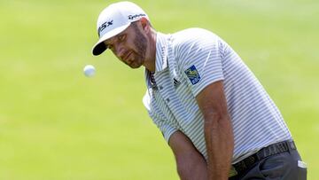 Dustin Johnson golpea una bola durante el PGA World Golf Championship en el Chapultepec Golf Club de Ciudad de México.