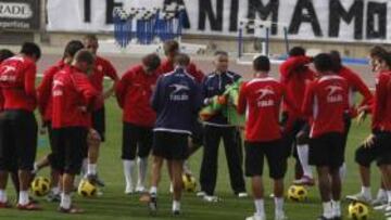 <b>LA CONJURA DE LA SALVACIÓN. </b>Imagen con los jugadores y técnicos del Almería en plena conjura para salir de la actual crisis.