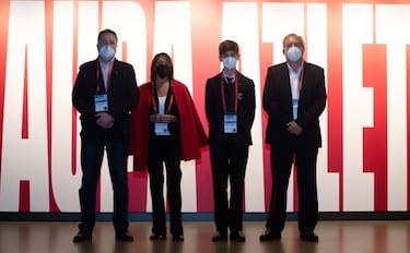 El Atlético cuida y homenajea a sus socios más veteranos