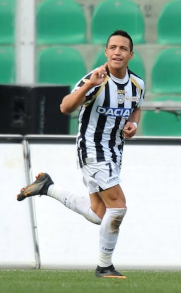 2011: Alexis Sánchez con 15 goles en Udinese (Italia) y FC Barcelona (España).