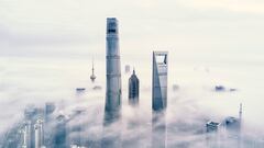 Levantado en Pudong, el distrito financiero de la ciudad china de Shanghái. El rascacielos se eleva 632 metros sobre el suelo, con 128 pisos y una superficie de 420 000 m². Es el edificio más alto de China.