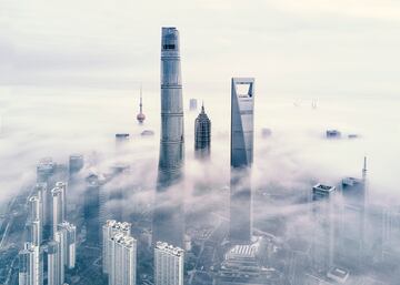 Levantado en Pudong, el distrito financiero de la ciudad china de Shanghái. El rascacielos se eleva 632 metros sobre el suelo, con 128 pisos y una superficie de 420 000 m². Es el edificio más alto de China.