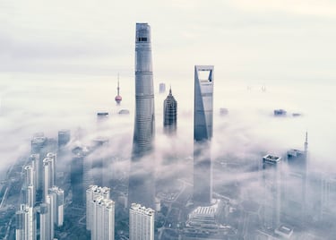 Levantado en Pudong, el distrito financiero de la ciudad china de Shanghái. El rascacielos se eleva 632 metros sobre el suelo, con 128 pisos y una superficie de 420 000 m². Es el edificio más alto de China.