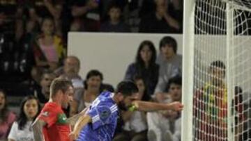 <b>EN VENTAJA. </b>Konstantinou puso el 1-2 con este disparo.