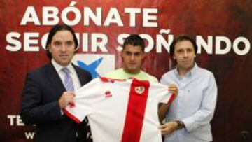 Iago Falqué junto a Raúl Martín Presa (Presidente) y Felipe Miñambres (Director deportivo) durante su presentación.