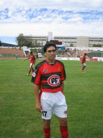 Wanderers, Everton y Universidad de Chile fueron parte del currículum de este ex defensa, quien tras dejar la actividad en 2009, administró un jardín infantil junto a su esposa.