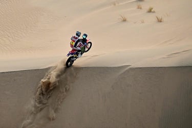 El piloto sudafricano Michael Docherty compite con una Ktm 450 Rally Factory Replica en la décima etapa. 