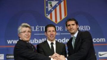 El presidente del Atletico de Madrid, Simeone y Caminero durante el acto de la renovaci&oacute;n del t&eacute;cnico argentino.