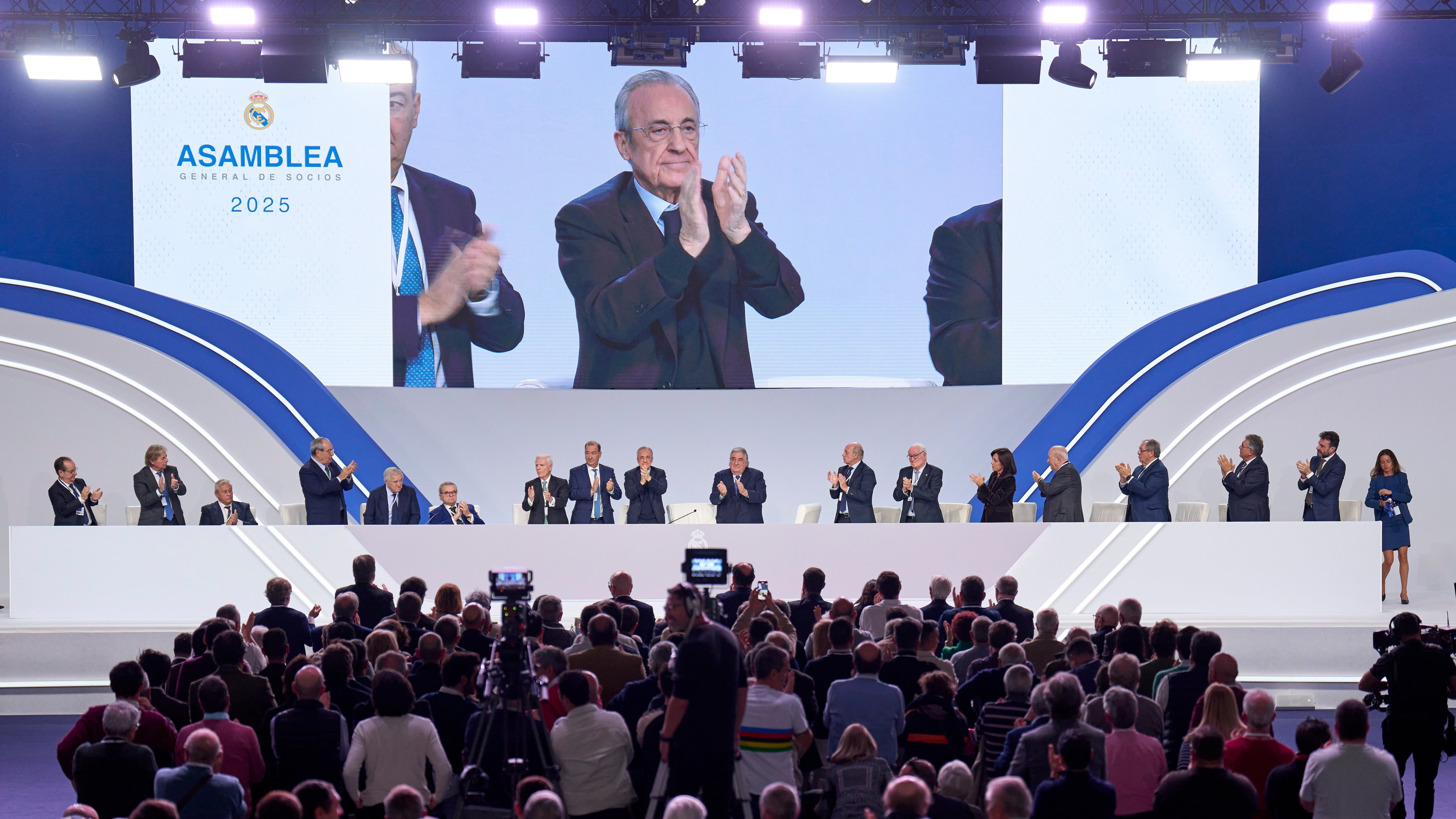 ريال مدريد يعلن عن ميزانية قياسية تتجاوز مليار يورو للموسم 2025-26