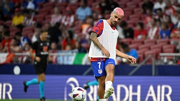 Atletico Madrid's French forward #07 Antoine Griezmann warms up prior the Spanish Liga football match between Club Atletico de Madrid and Granada FC at the Wanda Metropolitano stadium in Madrid on August 14, 2023. (Photo by JAVIER SORIANO / AFP)