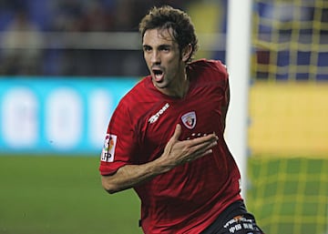 Tras salir de la cantera del Real Madrid, el jugador nacido en Crevillente pas車 por el Espanyol antes de aterrizar en el Osasuna. En el conjunto navarro estuvo cinco temporadas antes de fchar por el Atl谷tico de Madrid.
