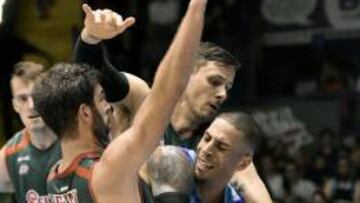 Diamon Simpson ante Berni Rodriguez y Bostjan Nachbar.