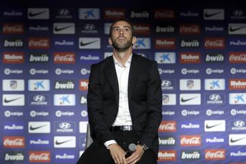 Diego Godín muy emocionado durante el acto de despedida.

