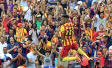 El delantero brasileño del FC Barcelona, Neymar jr., celebra la consecución de su primer gol ante el Athletic Club, durante el partido de la tercera jornada de Liga de Primera División disputado esta tarde en el Camp Nou de Barcelona
