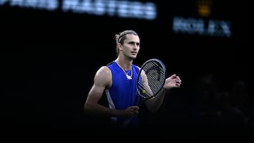 Alexander Zverev celebra su victoria contra Holger Rune en París.