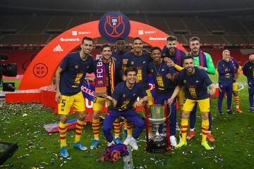 Jugadores del Barcelona con el trofeo de la Copa del Rey.